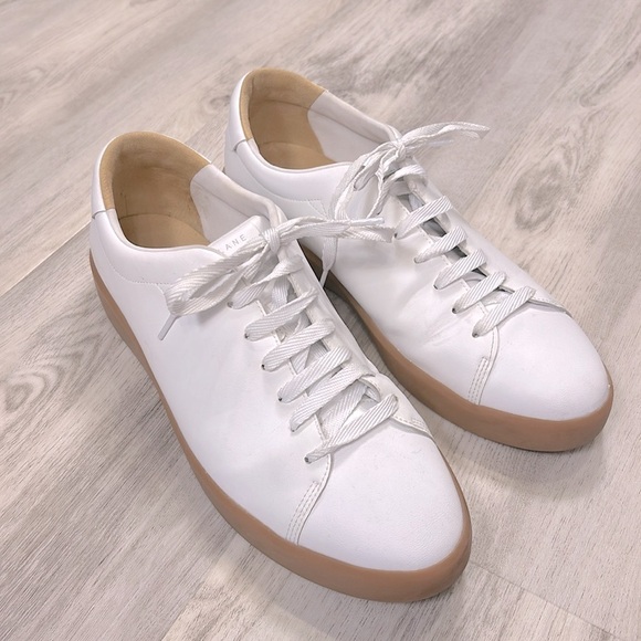 Everlane Other - Everlane The ReLeather Casual Tennis Shoe White w/ Gum Sole Metallic Tongue Logo